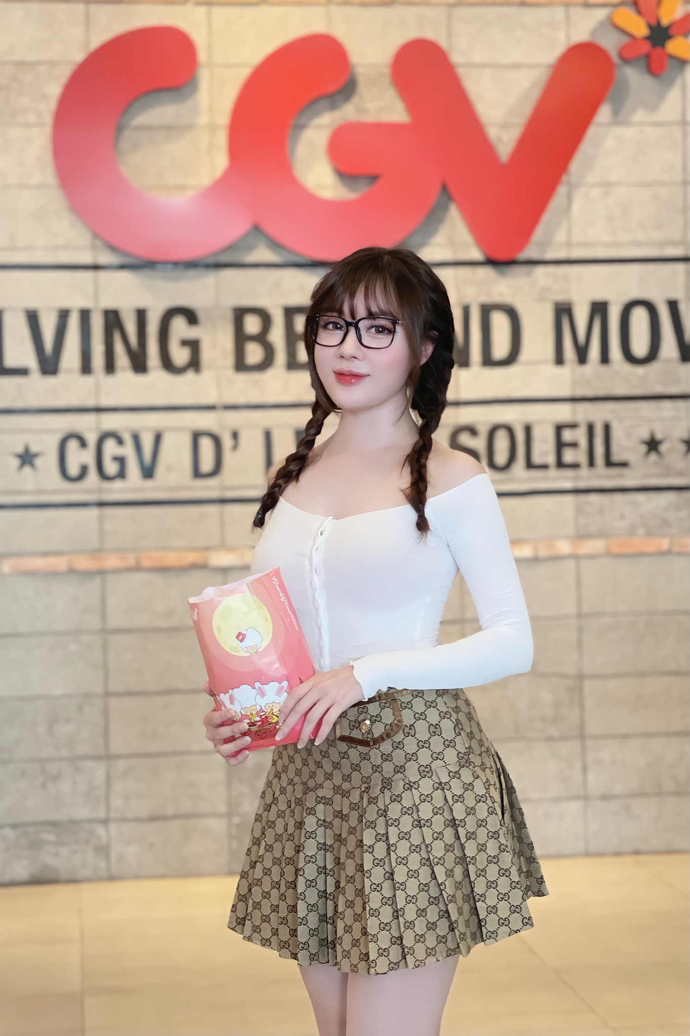 Cô giáo Âu Hà My diện đồ như nữ sinh đại học đi xem phim - Ảnh 5