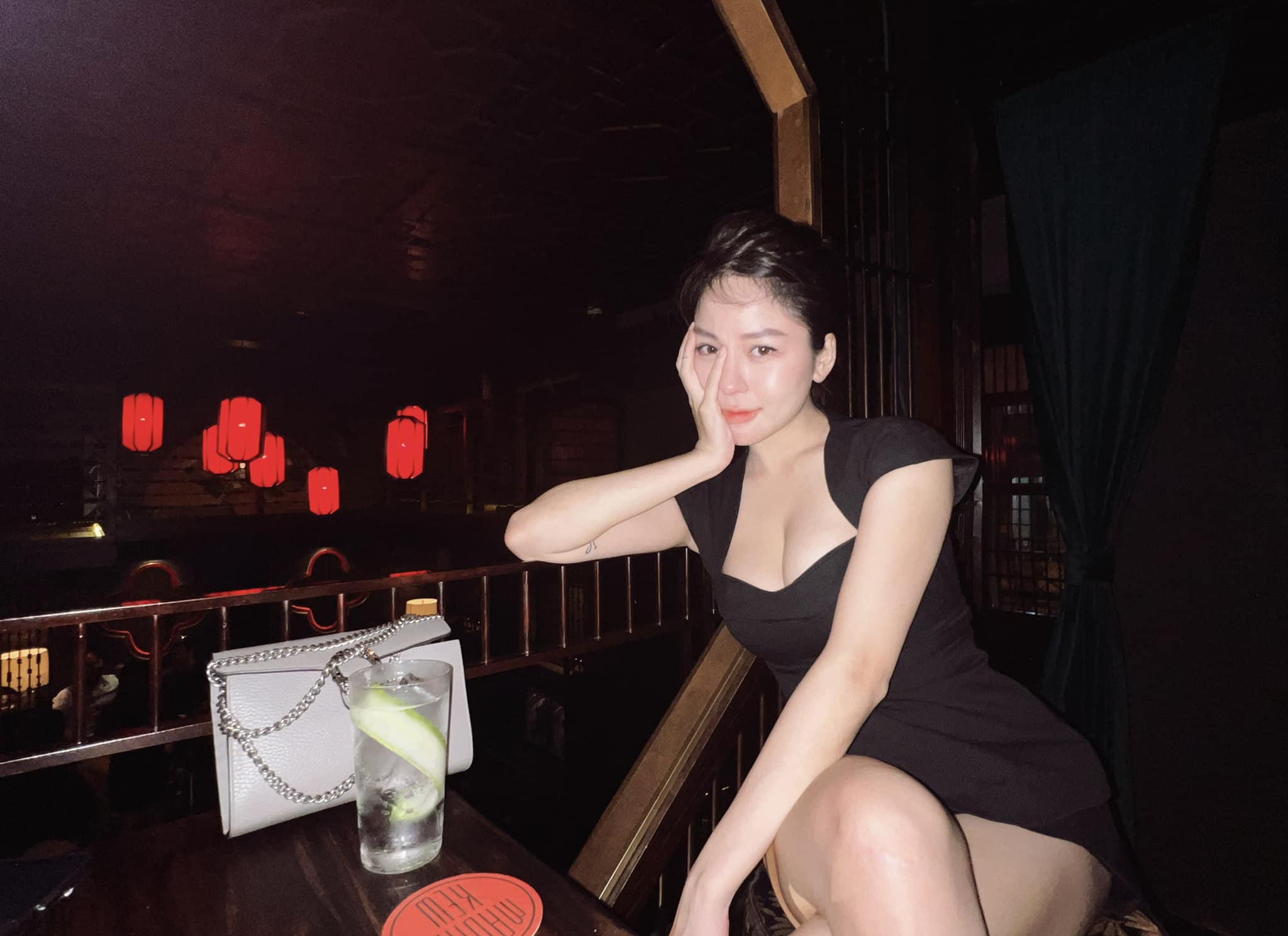 Đôi dép xăng đan 30 triệu của hot girl Trâm Anh chỉ làm đồ chơi... cho chó cưng