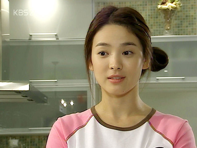 Không cần kích mí cầu kỳ, Song Hye Kyo chỉ tô một đường liner mỏng, để mắt có điểm nhấn hơn nhưng vẫn tự nhiên.