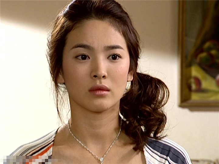 Xuyên suốt bộ phim, Song Hye Kyo lựa chọn kiểu tóc buộc búi lệch và làm xoăn lọn lớn. Nhưng tinh ý một chút, bạn sẽ nhận ra lông mày của cô được tô vẽ khéo léo và đậm đà hơn trước.