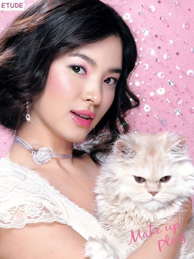 Cùng quãng thời gian này, người đẹp cũng trở thành đại sứ thương hiệu cho một nhãn hiệu trang điểm tuổi teen. Nhưng khác với hình ảnh đằm thắm trên phim, Song Hye Kyo trên ảnh quảng cáo nổi bần bật nhờ phong cách trang điểm pop up.