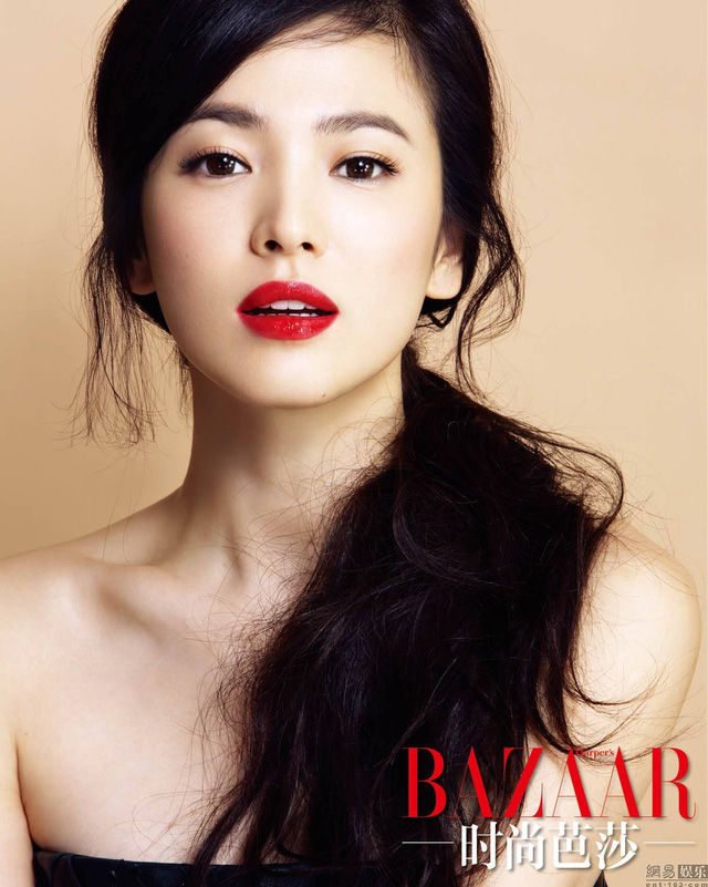 Mái tóc đánh rối được buộc thấp, mắt môi sắc sảo, trong những năm này Song Hye Kyo sang chảnh và quyến rũ khó ai bì kịp.