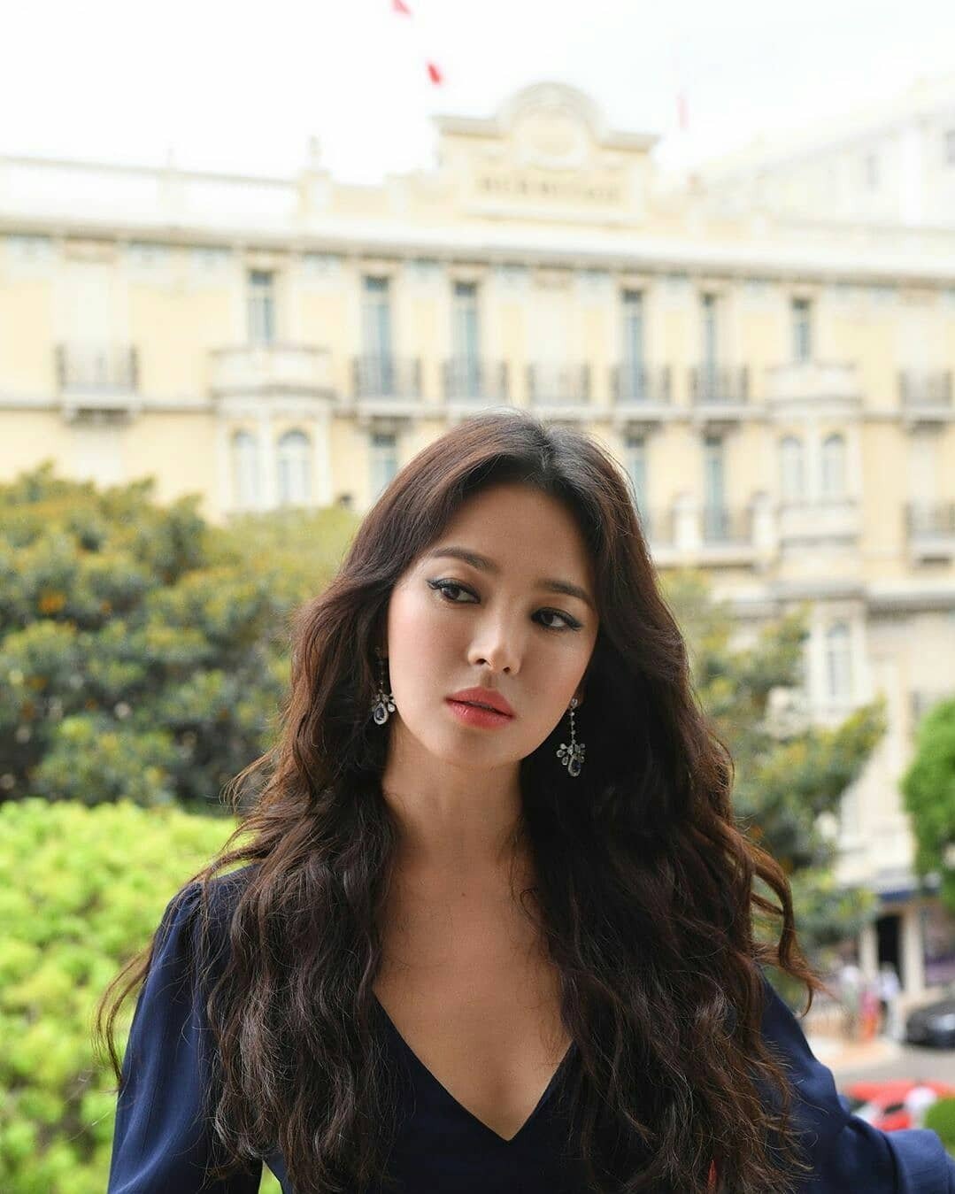 Khác với phong cách trang điểm có mà như không trước đây, Song Hye Kyo thay đổi style trang điểm đậm, sắc sảo với mắt khói và mái tóc dài xoăn nhẹ.