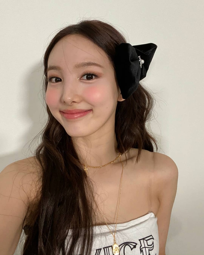 Nàng thỏ Nayeon của Twice cũng chuộng lối trang điểm bọng mắt giả để đôi mắt trông long lanh, thu hút hơn.