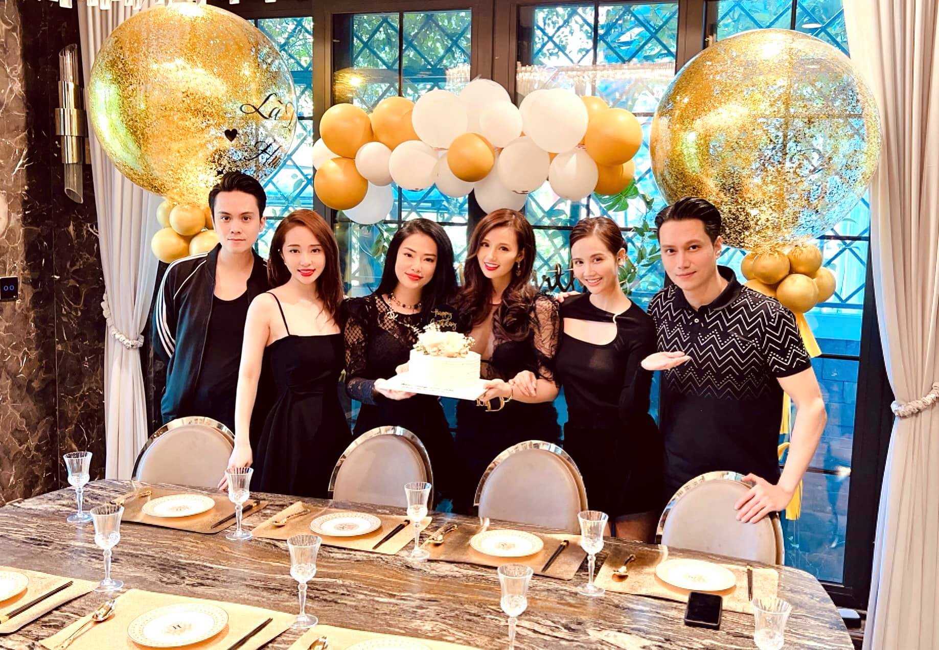 Hình ảnh trong bữa tiệc sinh nhật thân mật của diễn viên Lã Thanh Huyền, người đẹp tự tin đọ sắc với dàn 'trai xinh - gái đẹp' của VTV.