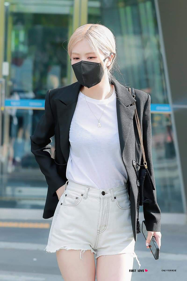 Áp dụng ngay combo gồm áo thun trắng + quần jeans trắng và khoác ngoài blazer đen của Rosé để có ngay một set đồ năng động.