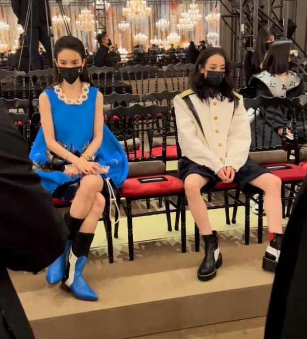 Trái ngược với Địch Lệ Nhiệt Ba, Kim Thần khoác trên mình bộ váy xanh màu nổi, khi ngồi cô cũng vắt chân kín kẽ đúng chuẩn. Khi bức hình hai mỹ nhân ngồi cạnh nhau được tung ra, phong thái đối lập khiến netizen không thể không so sánh.