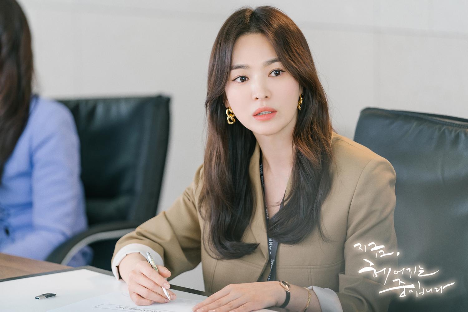 'Chị đại' Song Hye Kyo là cái tên không thể thiếu trong làng 'hack tuổi', bí quyết của cô nằm ở mái tóc rèm cửa, được vén hờ sang hai bên và làm xoăn nhẹ.