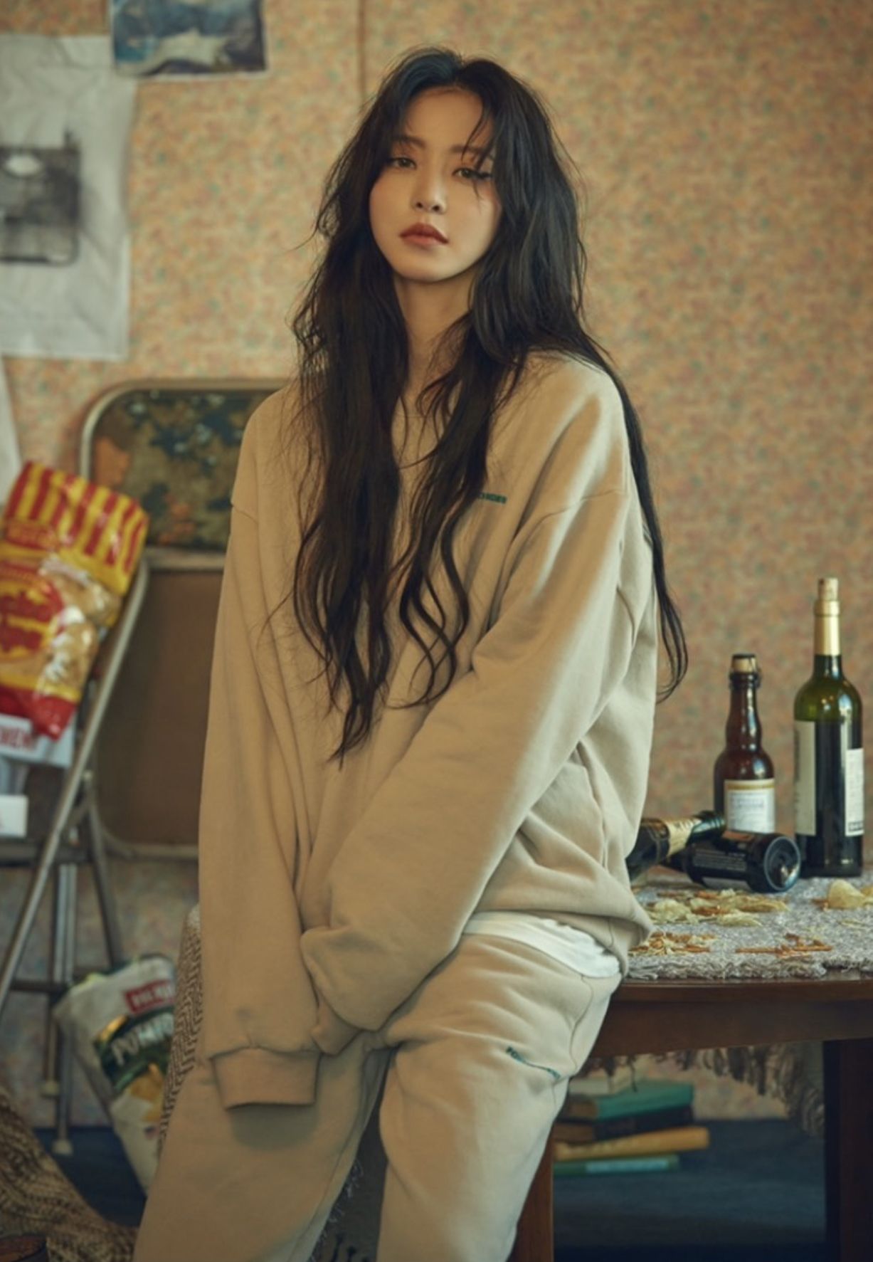 Dù 40 tuổi nhưng Han Ye Seul vẫn lựa chọn kiểu tóc dài, tỉa layer cao và làm xoăn nhẹ. Kiểu tóc này không hiếm gặp nhưng lại giúp mỹ nhân sinh năm 81 thời thượng và tinh nghịch hơn.