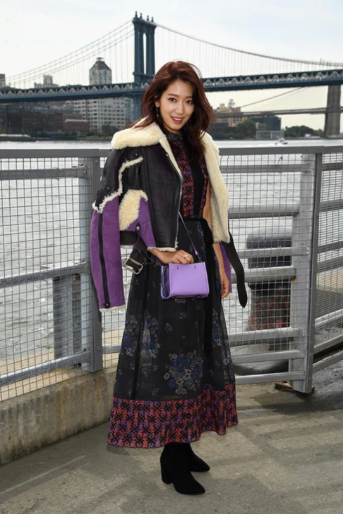 Một Park Shin Hye bí ẩn trong bộ cánh tím - đen lavender vintage đầy màu hoài niệm.
