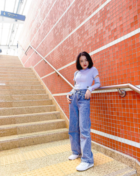 Bạn gái với instagram shii_1412 tự tin khoe eo thon với áo croptop và quần jean suông cá tính. Khi tạo dáng ở ga tàu, sự đối lập màu sắc giữa trang phục và background đã cho ra đời một tấm hình ấn tượng. (Ins: shii_1412)