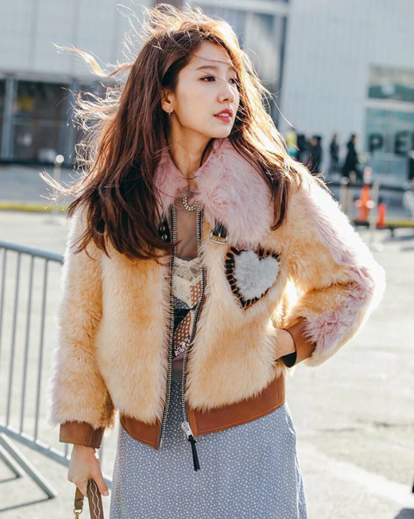 Bên cạnh hình ảnh nữ tính, Park Shin Hye cũng rất chịu chơi khi khoác áo lông cá tính trong show diễn Thu-Đông 2018 của Coach thuộc New York Fashion Week.