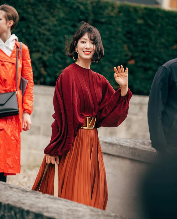 Xuất hiện tại Paris Fashion Week 2019, nữ diễn viên diện chân váy dài xếp ly của nhà mốt Valentino và chiếm spotlight thảm đỏ.