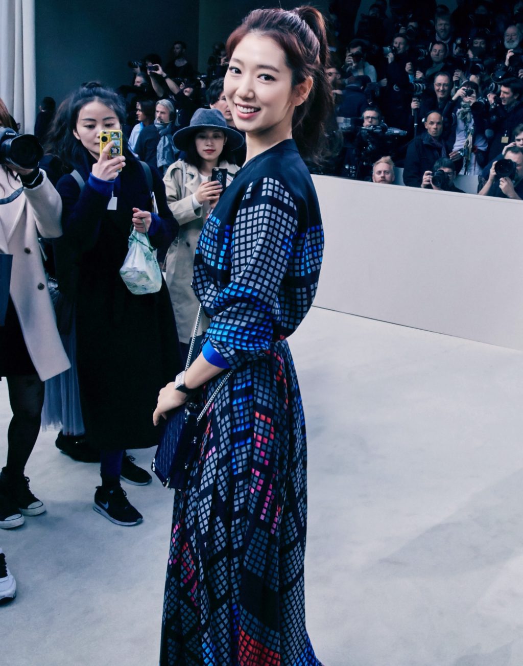 Chiếc váy họa tiết khiến Park Shin Hye hóa thành quý cô thanh lịch và sang trọng - một hình ảnh hiếm gặp của nữ diễn viên thời bấy giờ.