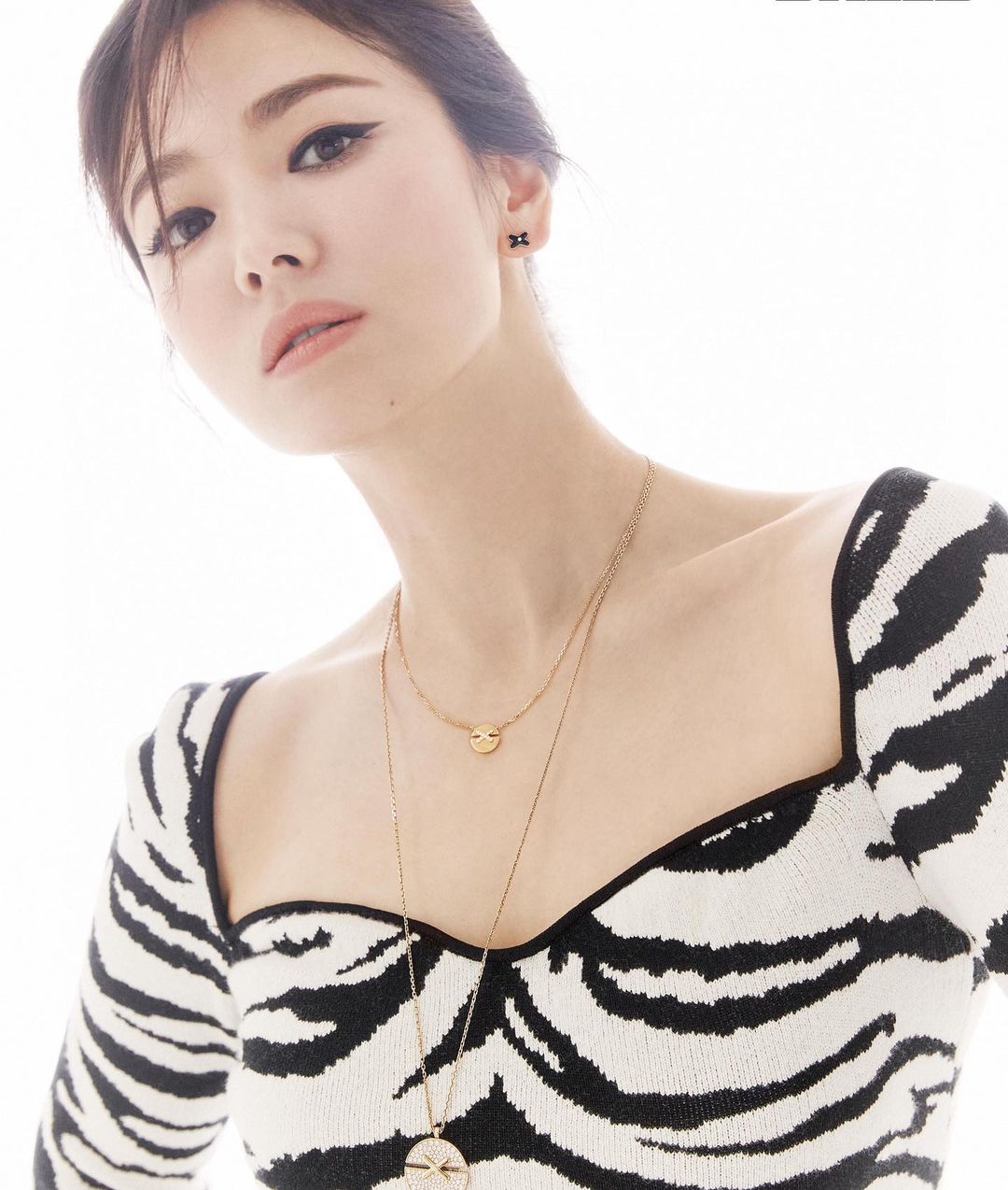 Thời gian gần đây, Song Hye Kyo hướng tới hình ảnh sang trọng, lạnh lùng hơn xưa. Từ các layout make up lẫn gu ăn mặc của của nữ diễn viên đều có sự thay đổi lớn.