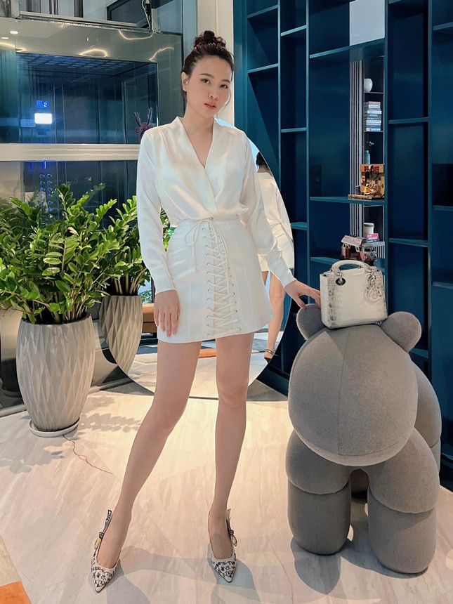 Từng là người mẫu và sở hữu chiều cao khủng 1m73, Đàm Thu Trang yêu thích những chiếc váy ngắn, khoe chân thon dài.