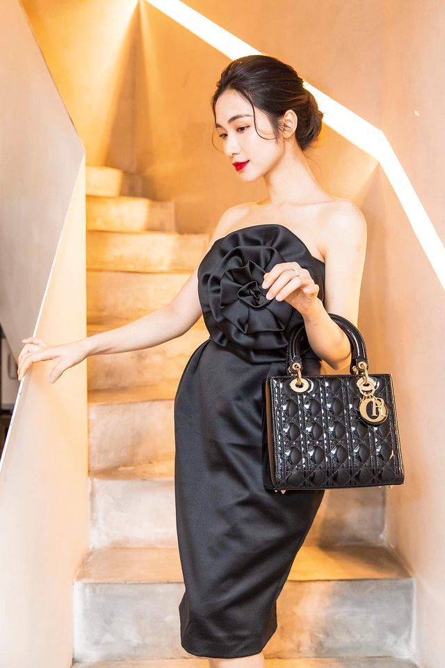 Giọng ca 9X còn sở hữu thêm hai mẫu túi Lady Dior, một là chiếc túi da bê đen bóng giá hơn 113 triệu đồng…