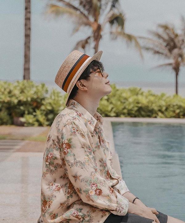 Trịnh Thăng Bình lại chọn áo sơ mi hoa màu pastel kèm quần short, nón cói cho những dịp nghỉ dưỡng cuối tuần.