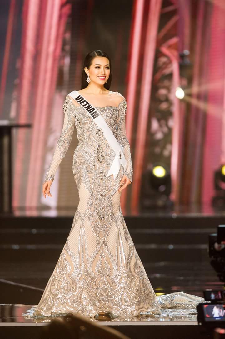 Sải bước tự tin của Lệ Hằng trên sân khấu Miss Universe 2016.
