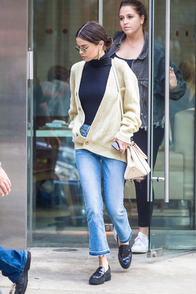 Với 3 items cơ bản gồm: áo cổ lọ đen, quần jeans ống vẩy và cardigan sáng màu, Selena Gomez có ngay một outfit xuống phố trẻ trung, thời thượng. Đôi giày loafer màu đen người đẹp chọn cũng vô cùng tinh tế, giúp set đồ thêm phần sang xịn mịn, và hữu ích trong khoản tôn dáng.