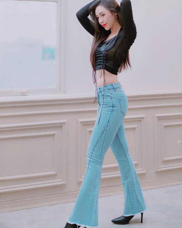 Lựa chọn chiếc quần jeans màu sáng, cô nàng khéo léo khoe trọn “cặp mông trái đào”.