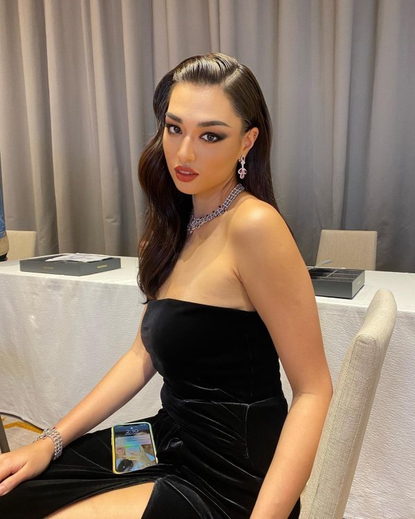 Mẫu váy đen chất nhung cúp ngực và xẻ tà cao vốn rất kén người mặc nhưng lại cực quyến rũ, thời thượng dưới bàn tay 'mix&match' Tân Hoa hậu Hoàn vũ Thái Lan.