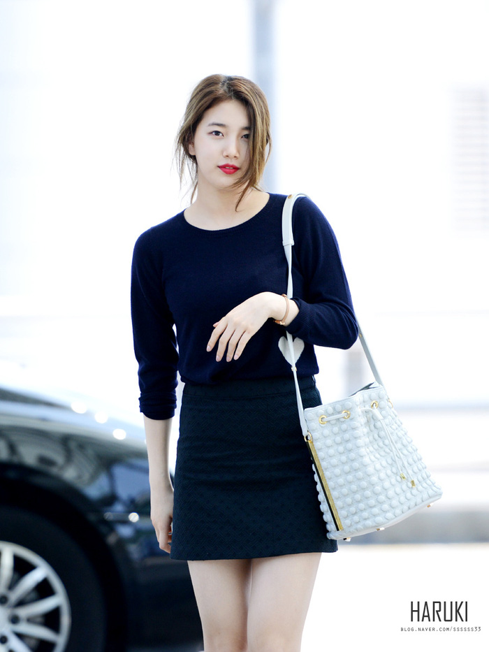Nữ thần Suzy kết hợp giữa áo len màu xanh than với chân váy đen tạo nên diện mạo vô cùng lý tưởng, cũng rất tôn da.