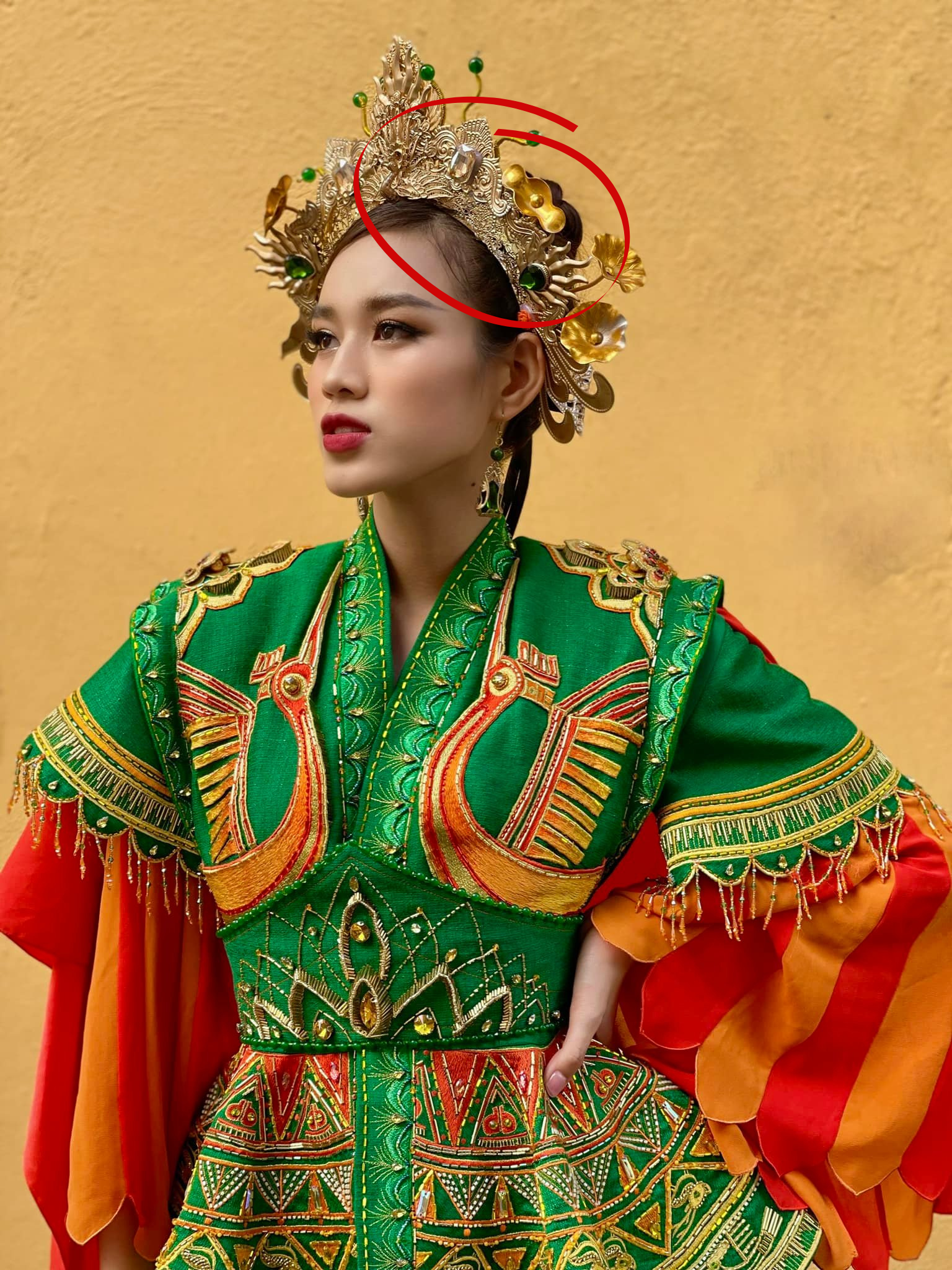 Hình ảnh mới nhất của Đỗ Thị Hà tại Miss World 2021, cô mặc trang phục Bà Triệu nhưng lỗi làm tóc khiến nhiều người nhức mắt.
