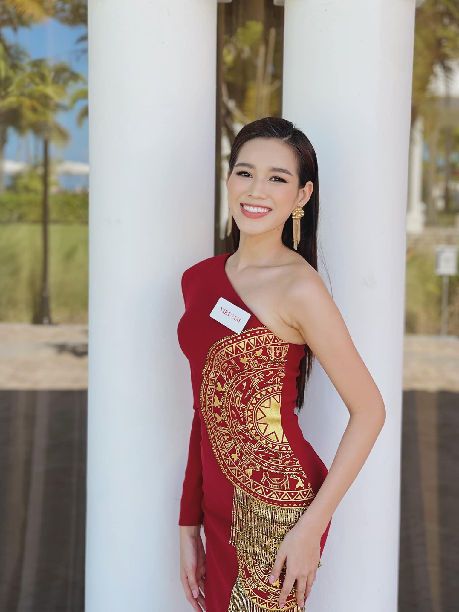 Hoa hậu Việt Nam 2020 khiến khán giả vô cùng tự hào khi diện chiếc váy in họa tiết trống đồng màu vàng gold.