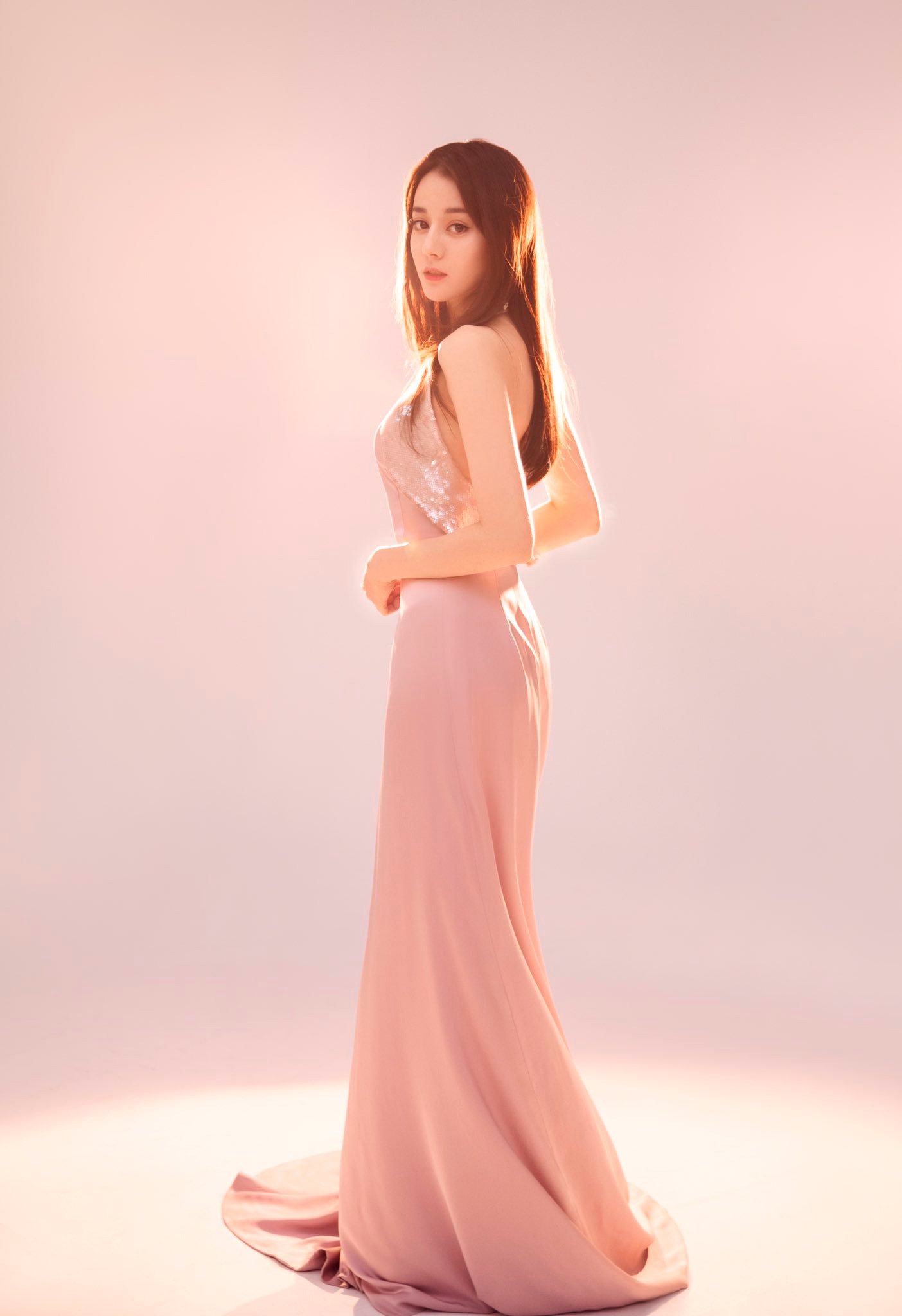 Chiếc váy dạ hội màu hồng pastel thành công giúp Địch Lệ Nhiệt Ba biến thành công chúa.