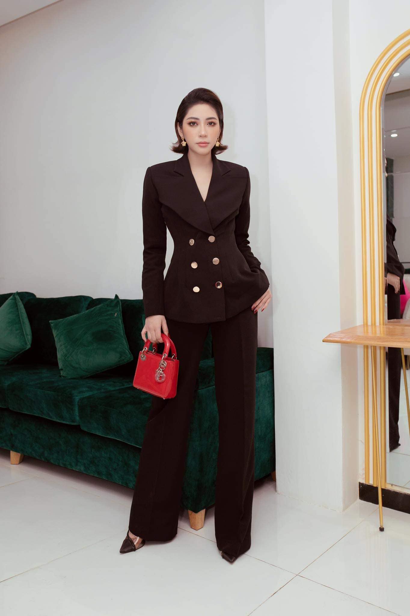 Người đẹp lựa chọn những trang phục thanh lịch sang trọng như bộ suit đen cùng phụ kiện là chiếc túi Dior đắt đỏ.