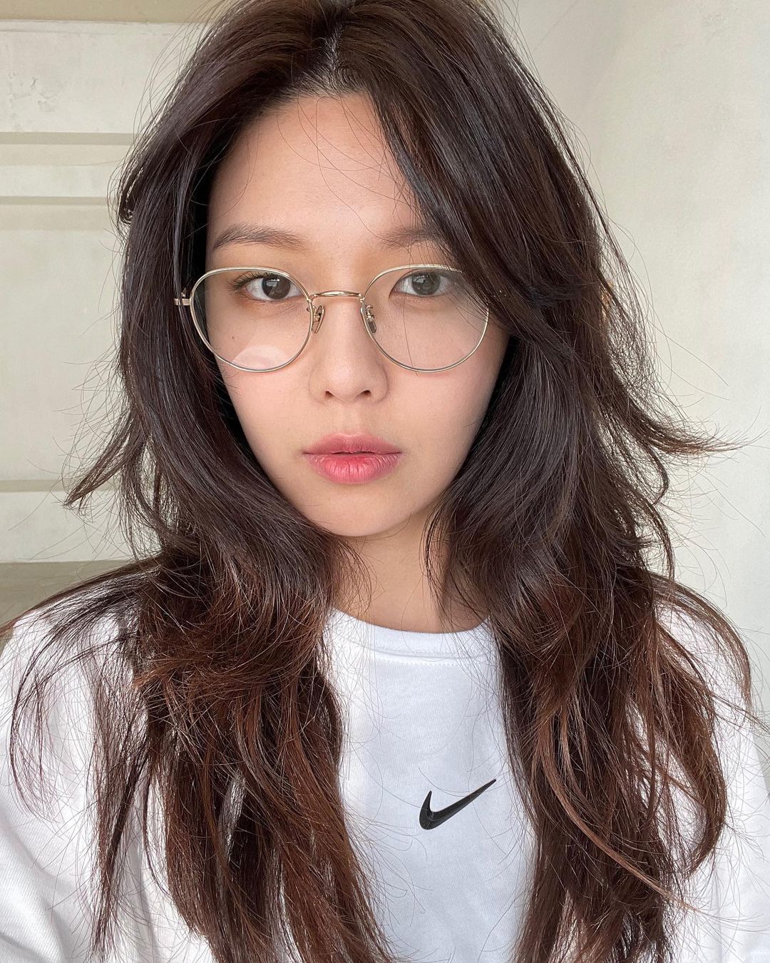 Một mái tóc xoăn có độ dài phù hợp sẽ giúp bạn trông trẻ trung hơn, điển hình là cô nàng Sooyoung của SNSD.
