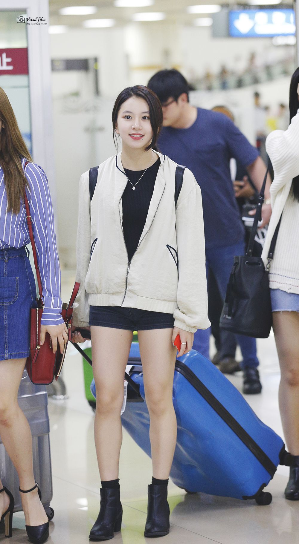 Nữ Idol hack chân bằng quần sooc ngắn và boot cao cổ, đây là công thức mix đồ được nhiều mỹ nhân Hàn yêu thích.