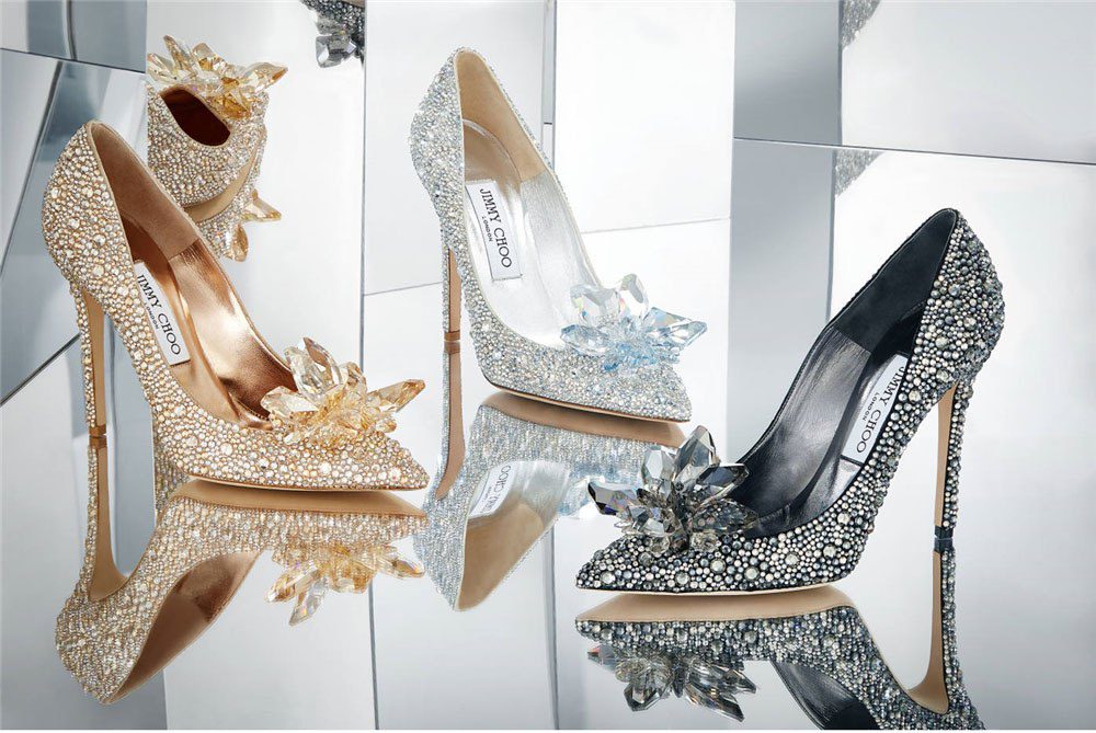 Đáng chú ý, đây đều là các sản phẩm đắt giá, đến từ các nhà mốt lớn như: Jimmy Choo, Versace....Nổi bật nhất là đôi cao gót Cinderella đến từ thương hiệu Jimmy có giá hơn 120 triệu đồng.