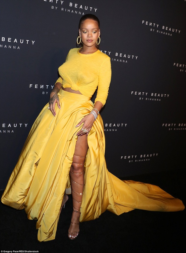 Trong một sự kiện của chính mình, Rihanna mặc một chiếc váy dạ hội màu vàng nổi bật nhưng vẫn bị lu mờ trước vòng 1 sừng sững của cô.