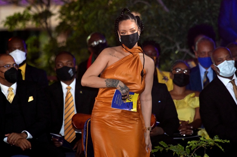 Đi nhận danh hiệu Anh hùng dân tộc nhưng Rihanna lại 'thả rông' lộ điểm nhạy cảm - Ảnh 2