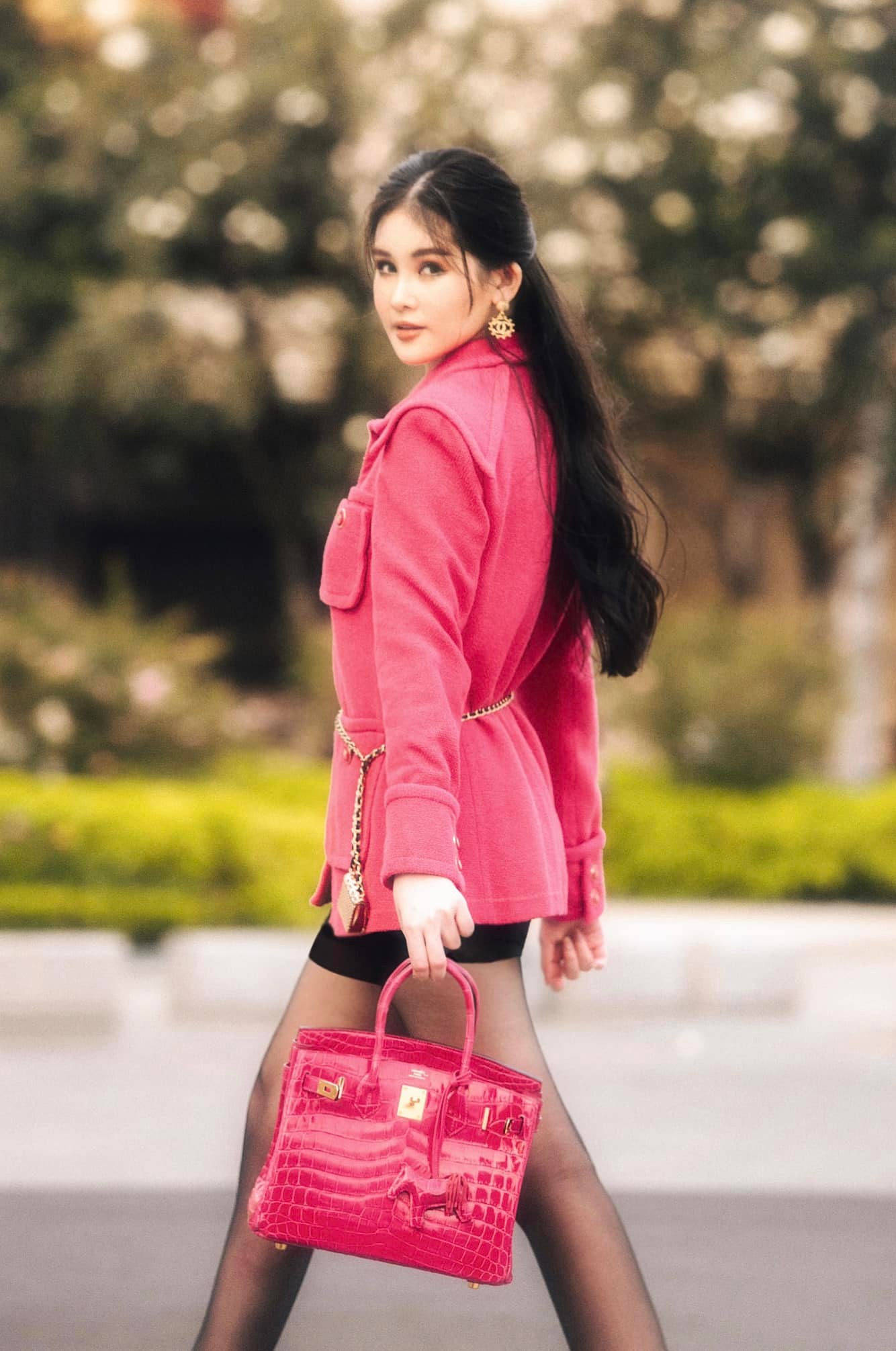 Trong những hình ảnh mới nhất được đăng tải trên trang cá nhân, nàng hậu diện outfit sành điệu với áo khoác dạ màu hồng cánh sen ngọt ngào, ấm áp.
