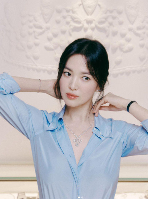 Không ít lần Song Hye Kyo quảng cáo trang sức nhưng trang sức, hột xoàn chưa thấy đâu mà nhan sắc của nữ diễn viên đã làm 'chói' mắt người đối diện.