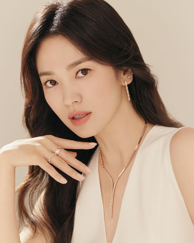 Cách tạo dáng tinh tế của Song Hye Kyo giúp trưng ra các phụ kiện trang sức nhưng thật sự dân tình lại sa vào ánh mắt 'như có như không' của người đẹp mất rồi.