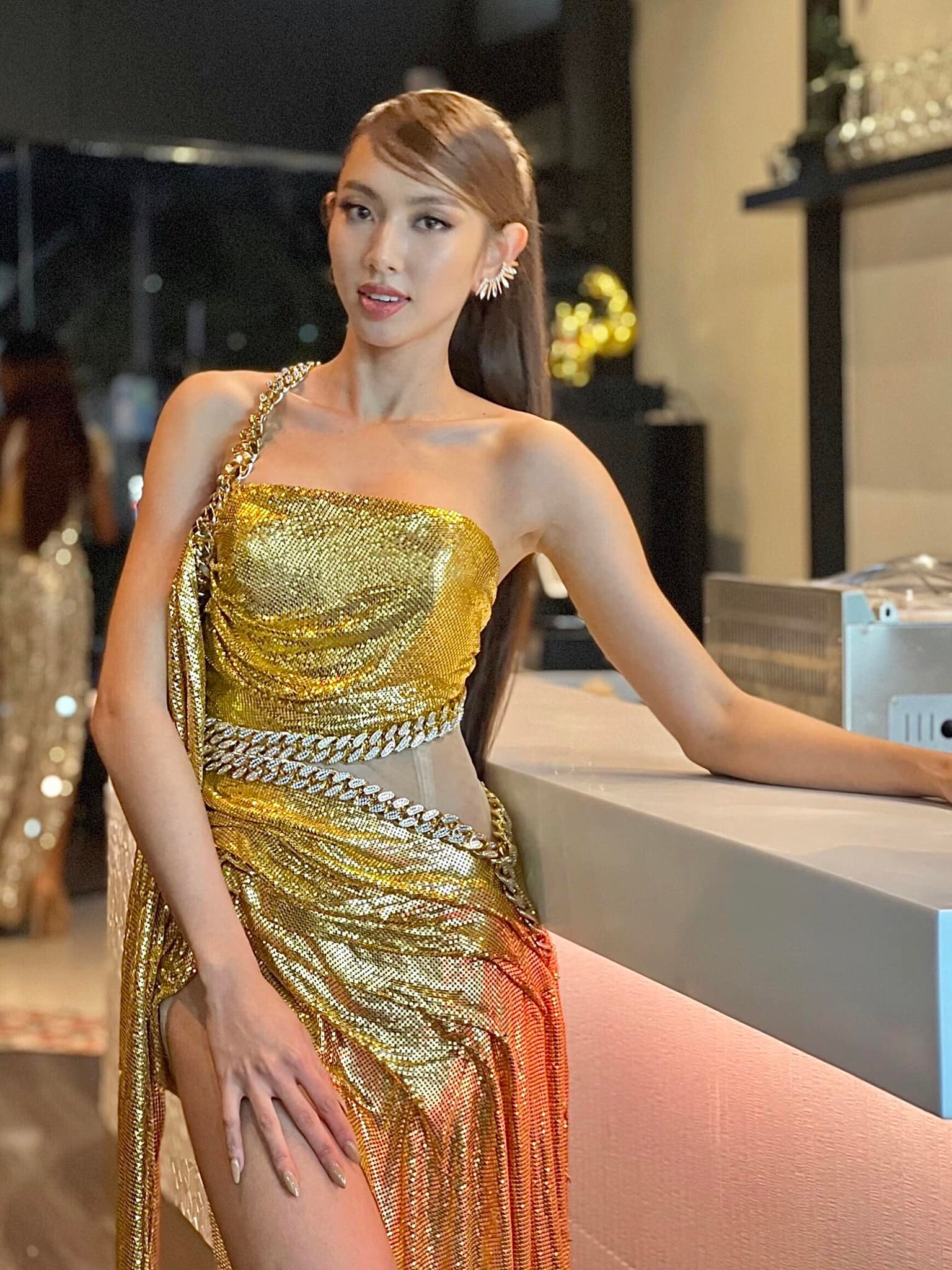 Chiếc váy vàng bling bling kết hợp với mái tóc dài thẳng cùng gu trang điểm nhẹ nhàng khiến Thuỳ Tiên nổi bật mà vẫn tinh tế.