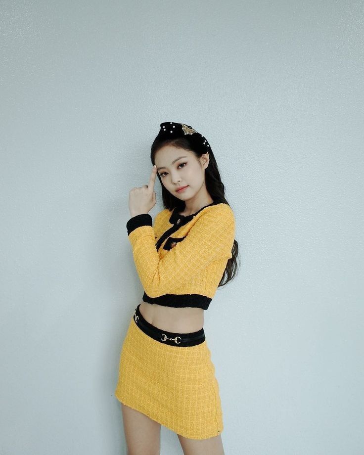 Trước đó, nàng main rapper của Blackpink từng gây tranh cãi khi cắt sửa chiếc áo cardigan của Gucci thành croptop và chân váy theo dáng Chanel. Nhưng dù thế nào, sự sáng tạo của cô và stylish cũng rất đáng hoan nghênh.