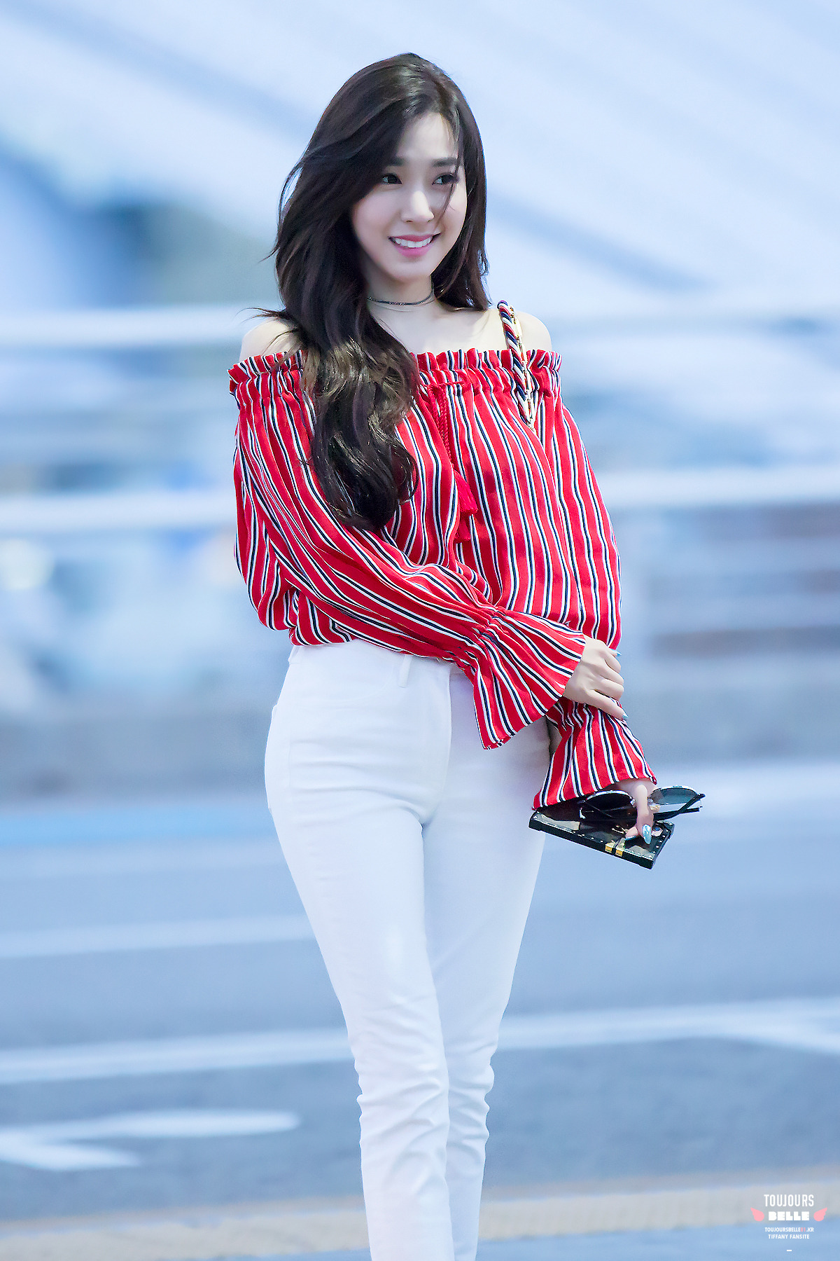Một chiếc áo trễ vai màu đỏ cũng quần skiny jean trắng của Tiffany sẽ là gợi ý hoàn hảo cho những cô nàng nữ tính.