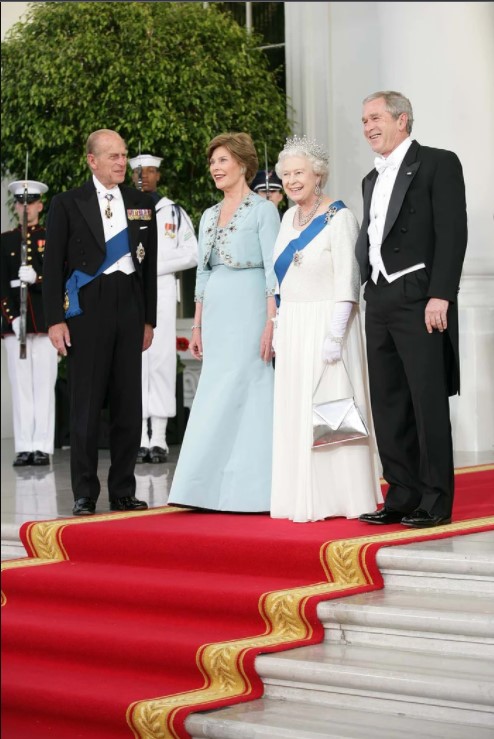 Trang phục của Nữ hoàng Anh và phu nhân Laura Bush phối hợp ăn ý với nhau đến lạ.