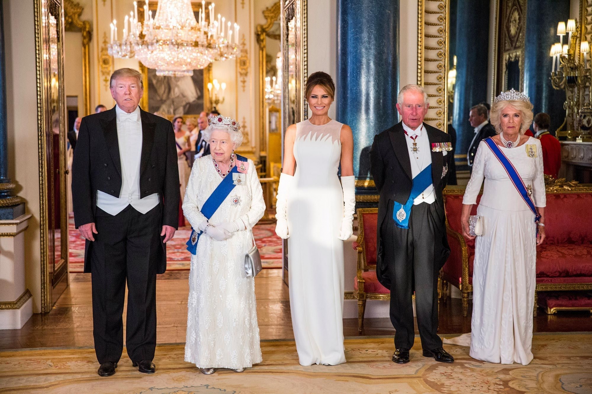 Trong một lần xuất hiện với vợ chồng cựu tổng thống Donald Trump, Nữ hoàng Anh mặc một chiếc váy màu trắng và bà Melania Trump cũng lựa chọn chiếc váy có màu sắc tương tự.