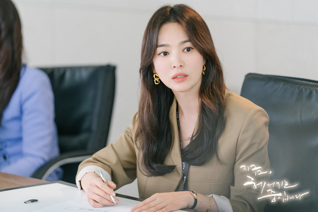 Song Hye Kyo có gu thời trang nữ tính, thanh lịch đậm chất Hàn Quốc.