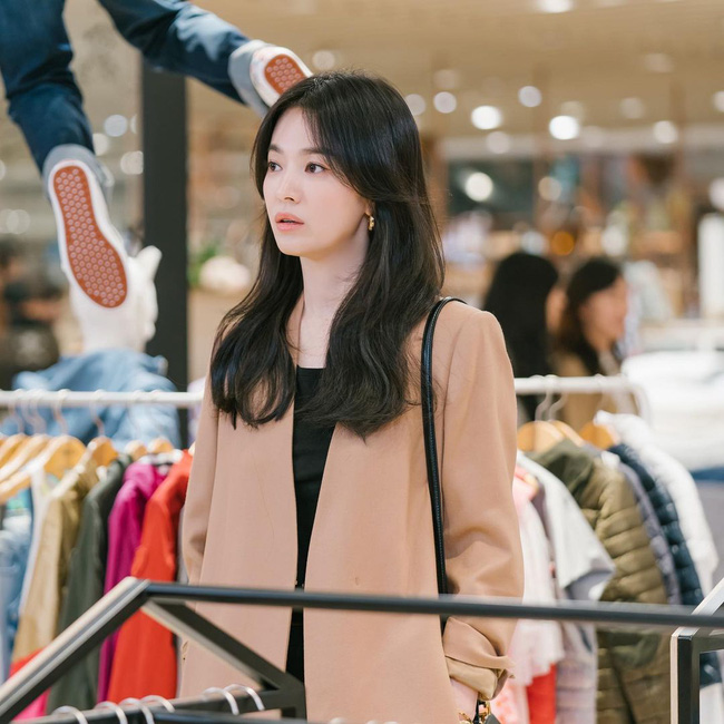 Fan Song Hye Kyo nhất định phải 'đu thần tượng' những items trung tính 'đáng đồng tiền bát gạo' này - Ảnh 3