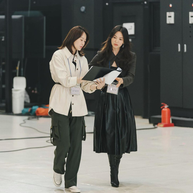Fan Song Hye Kyo nhất định phải 'đu thần tượng' những items trung tính 'đáng đồng tiền bát gạo' này - Ảnh 5