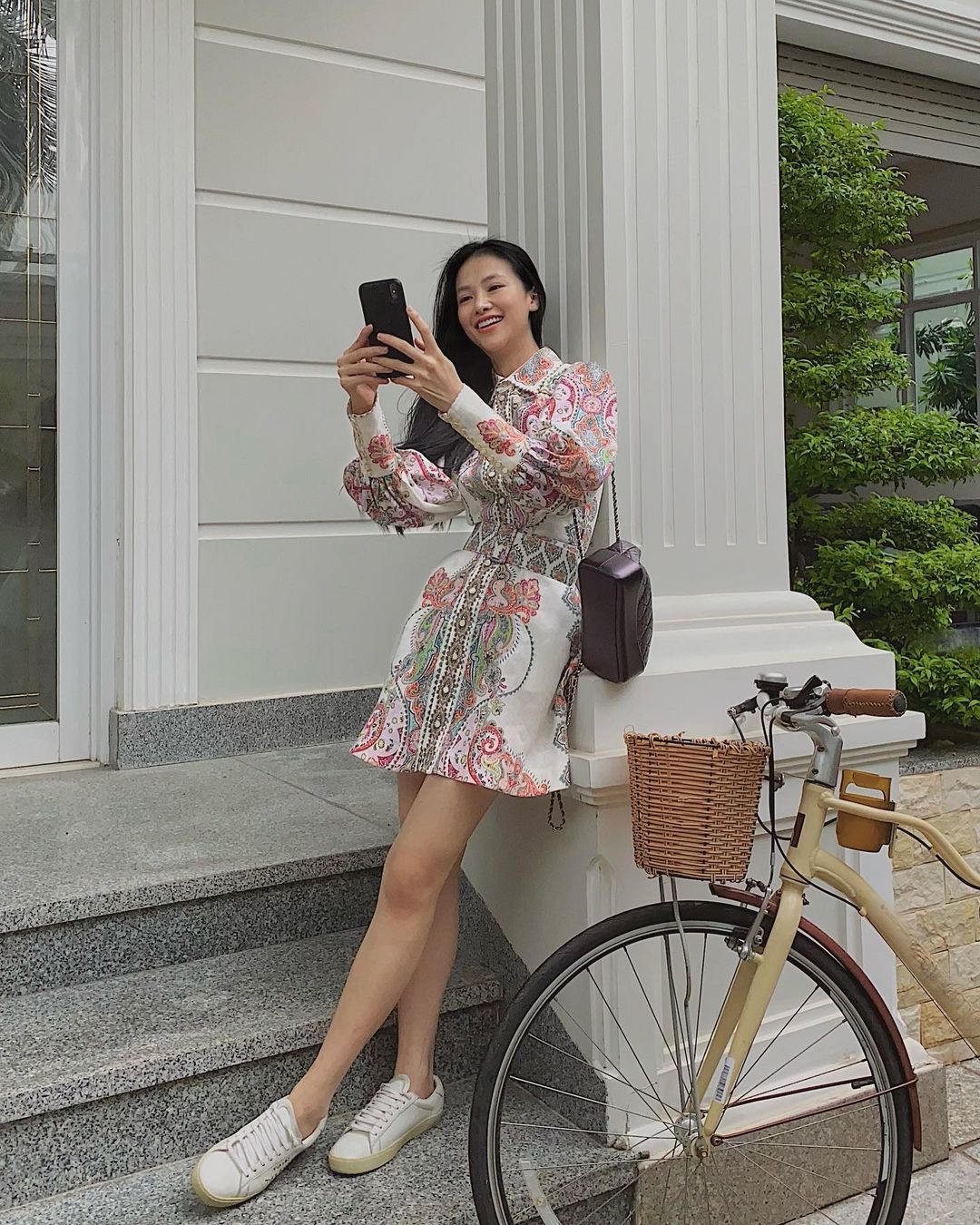 Hoa hậu Trái Đất 2018, Phương Khánh cũng tích cực lăng xê giày sneaker trắng trong các hoạt động ngoài trời như đạp xe. Cô chọn cách phối item này với một chiếc váy ngắn họa tiết.