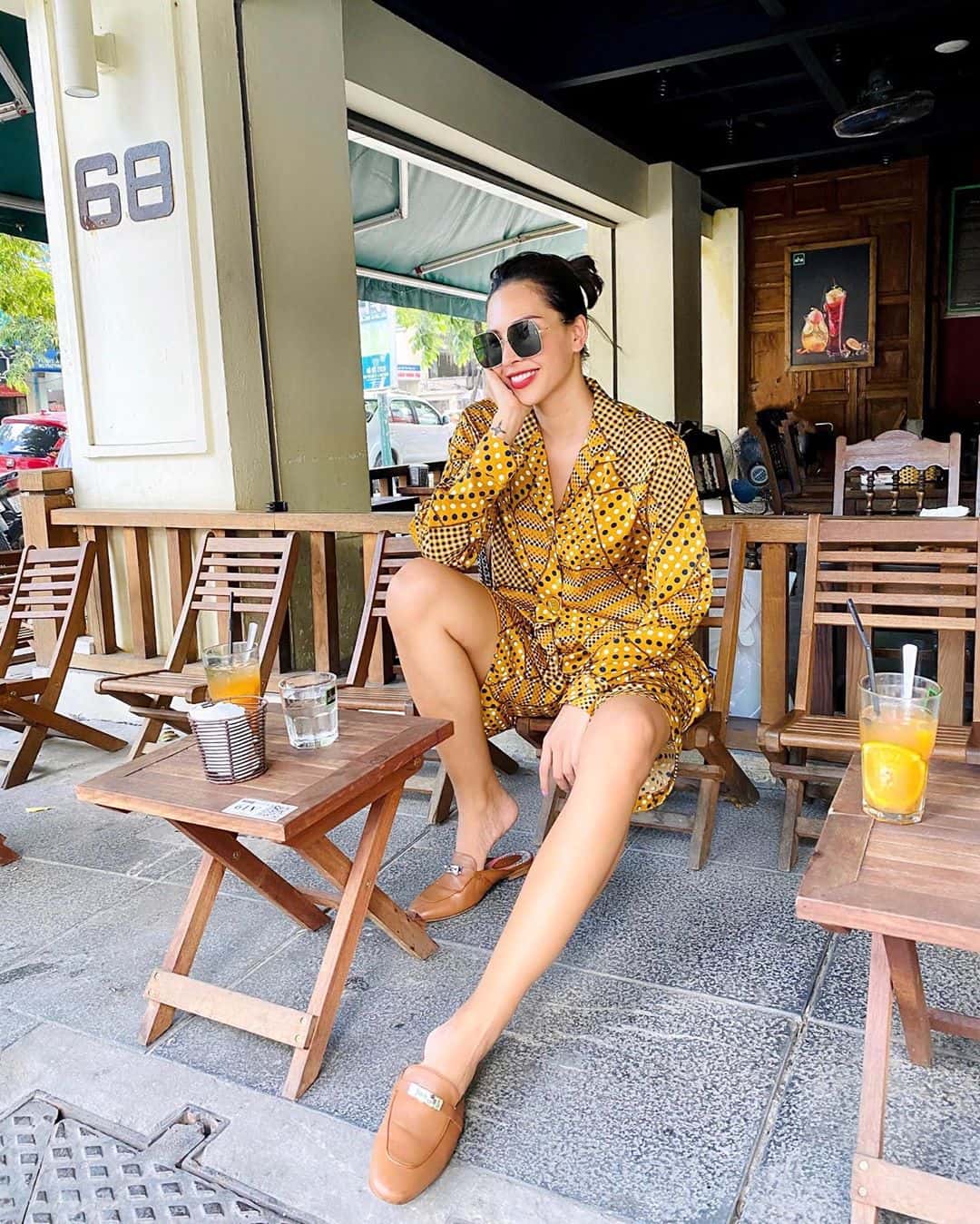 Siêu mẫu Minh Triệu có một buổi cafe thoải mái với bộ juimsuit lụa màu vàng và không thể thiếu một đôi floafer màu be thời thượng.