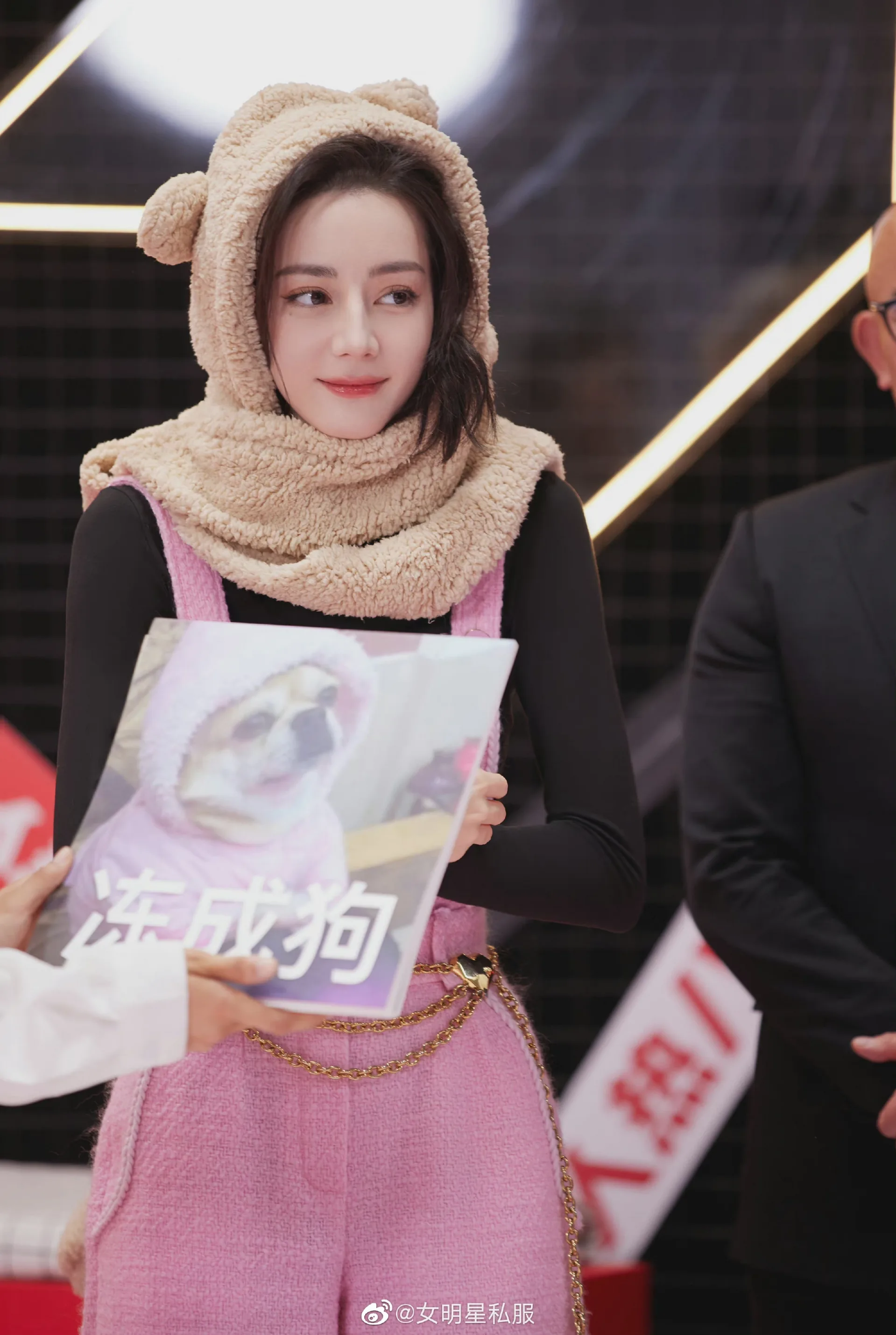 Địch Lệ Nhiệt Ba đụng hàng Jennie (BLACKPINK) nhưng vẫn lộ visual già nua, lão hóa?- Ảnh 1